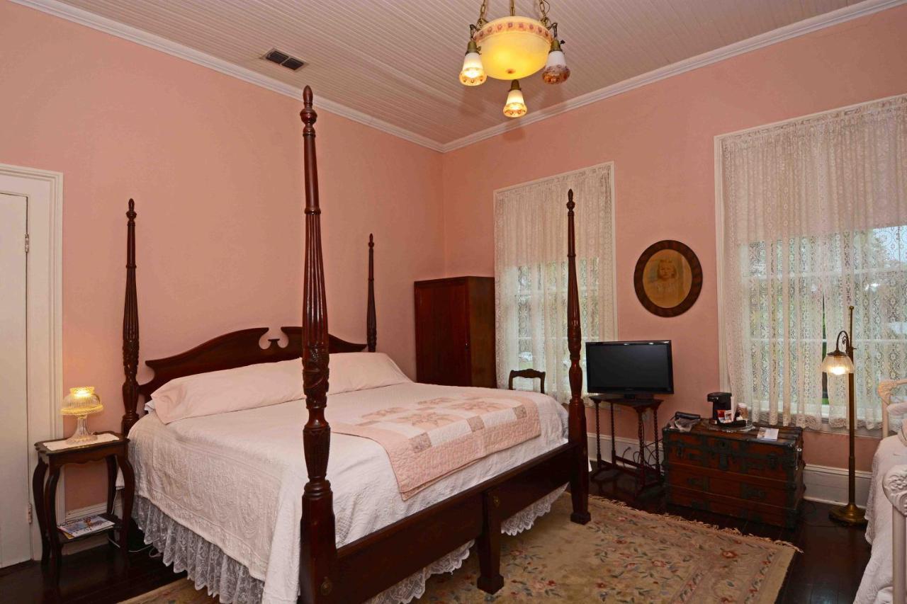 1872 Denham Inn 몬티첼로 외부 사진