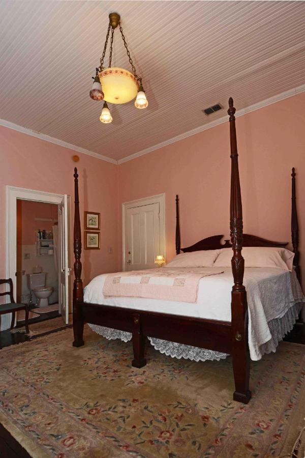 1872 Denham Inn 몬티첼로 외부 사진