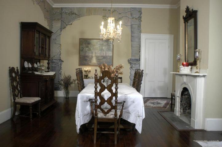 1872 Denham Inn 몬티첼로 외부 사진